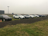 Pkw des Herstellers Tesla auf einem Wiesengrundstück in Berlin-Bohnsdorf unweit des Flughafens BER, aufgenommen im Dezember 2020. Hier übergab das Unternehmen die importierte Fahrzeuge an Kunden und deponiert heute Gebrauchtwagen. Foto: Sabine Beikler