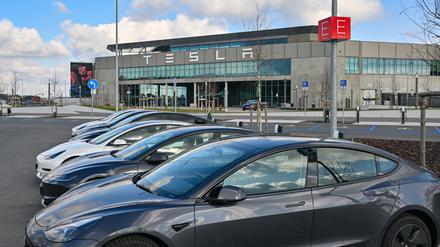 In der Tesla-Autofabrik in Grünheide steht die Produktion wegen eines Stromausfalls nach einem Brandanschlag auf einen Hochspannungsmast still. 