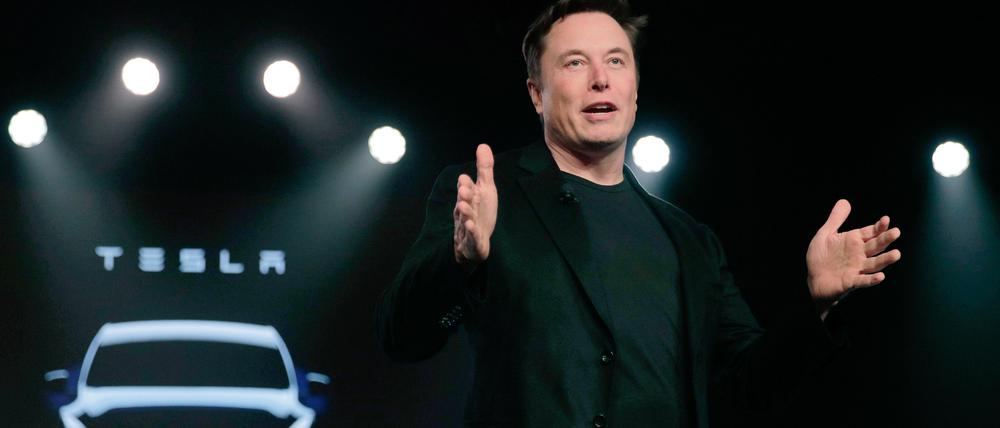esla-Chef Elon Musk spricht vor der Enthüllung des Teslas Modell Y in Teslas Designstudio in Hawthorne, Kalifornien.