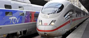 Züge für die Freundschaft: ein französischer TGV und ein ICE der Deutschen Bahn fahren aneinander vorbei.