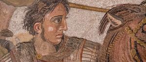 Unverzagt und mit festem Blick zieht er in die Schlacht: der Feldherr Alexander, wie er auf einem römischen Bodenmosaik aus Pompeji dargestellt wird. 