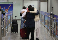 Glückliche Ankunft: Evakuierte aus Kabul am Flughafen Frankfurt Foto: AFP/Armando Babani