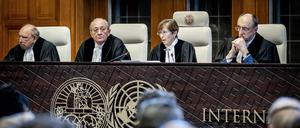 Die Vorsitzende des Internationalen Gerichtshofes, die US-Amerikanerin Joan Donoghue, verliest die Entscheidungen der insgesamt 17 Richter.