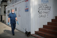 Gegner von 5G haben in London ein Graffiti gesprüht. Foto: Hannah McKay/Reuters