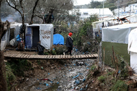 Das Camp Moria auf Lesbos ist völlig überfüllt: geplant für 3000 Geflüchtete, hausen in und um das Lager inzwischen mehr als 20.000 Menschen. Foto: Elias Marcou/Reuters