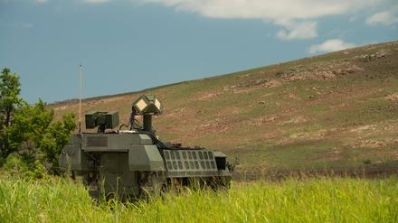 Die US-Armee hat Ende Juli 2021 ein neues, hochmodernes, mit Laser ausgerüstetes gepanzertes Fahrzeug getestet. Der neue Prototyp des Stryker-Fahrzeugs trägt eine Gezielte Energiewaffe (Directed Energy Weapon).