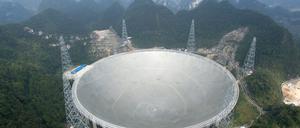 Das weltgrößte Radioteleskop FAST in der Provinz Guizhou in China.  