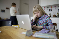 Das Kind lernt, die Eltern arbeiten, alle sind zu Hause. Foto: imago images/photothek