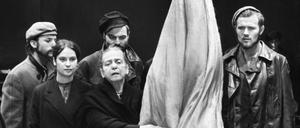 Berliner Theatertreffen Berlin: Therese Giehse (Mitte) als Pelagea Wlassowa in „Die Mutter“ (Theaterstück von Bertolt Brecht nach Maxim Gorki).