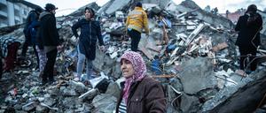 Überlebende in der türkischen Provinz Hatay suchen in den Trümmern nach weiteren Opfern.