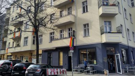 Regenbogenflaggen signalisieren Solidarität mit dem queeren Café Hoven in Berlin-Neukölln.