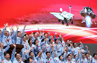 Technisches Personal im Pekinger Kontrollzentrum feiert die Landung. Foto: XinHua/dpa