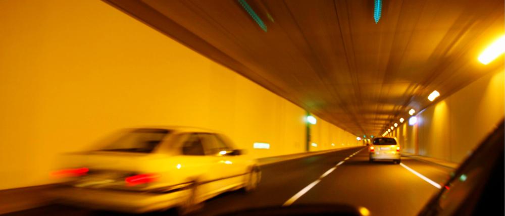 Autos fahren in Berlin durch den Tiergartentunnel. 
