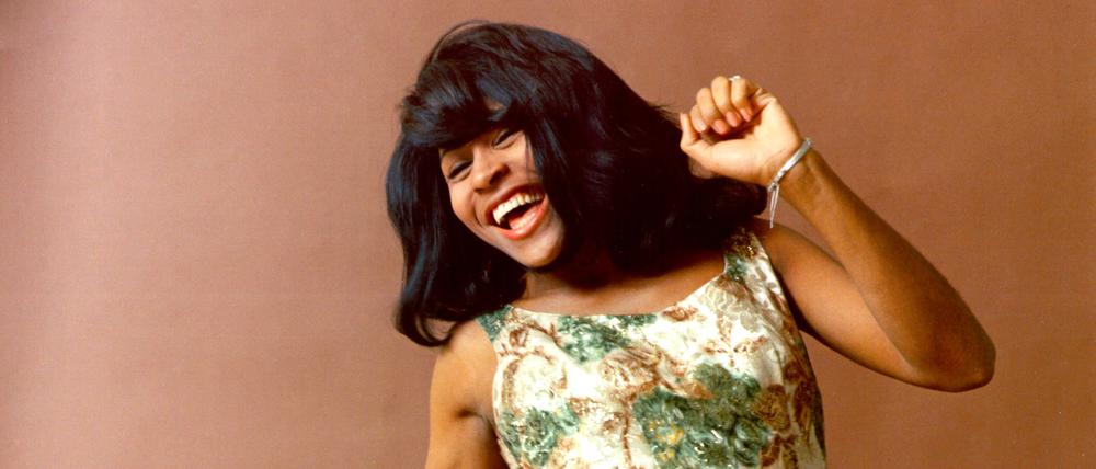 1964 posiert Tina Turner für Aufnahmen der Ike and Tina Turner Revue. 