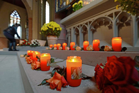 Im Münster Sankt Jakobus in Titisee-Neustadt erinnern 14 Kerzen an die Toten. Foto: dpa