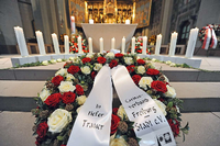 14 Kerzen für die 14 Todesopfer stehen am Sonnabend nach der Brandkatastrophe von Titisee-Neustadt bei der Trauerfeier vor dem Altar.