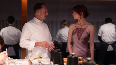 Auf der derselben Seite? Küchenchef Slowik (Ralph Fiennes) wundert sich, wie Margot (Anya Taylor-Joy) in die Abendgesellschaft geraten ist.