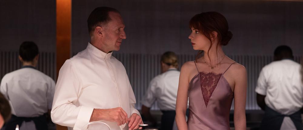 Auf der derselben Seite? Küchenchef Slowik (Ralph Fiennes) wundert sich, wie Margot (Anya Taylor-Joy) in die Abendgesellschaft geraten ist.