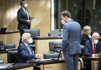 Tobias Hans (rechts), Ministerpraesident des Saarlands, und Volker Bouffier, Ministerpraesident von Hessen, im Bundesrat. Foto: imago images/photothek/Thomas Koehler