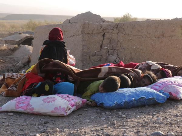 Kinder liegen im Ort Zendeh Jan in der Region Herat unter Decken im Freien.