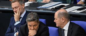 Im Gespräch, doch ohne Einigkeit: Bundeskanzler Olaf Scholz, Wirtschaftsminister Robert Habeck und Finanzminister Christian Lindner auf der Regierungsbank des Bundestages. 