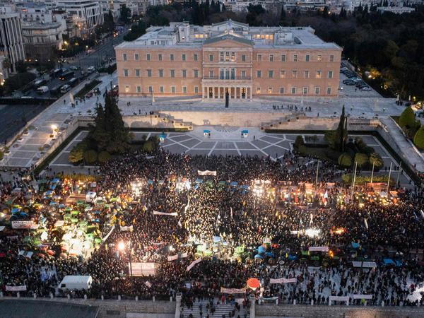 Dieses Luftbild zeigt griechische Bauern, die vor dem Parlament in Rom demonstrieren. Sie fordern mehr Subventionen und niedrigere Steuern.