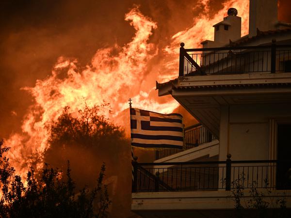 Ein Feuer am Rand von Athen am 22. August 2023.