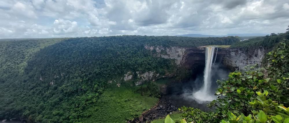 Tropischen Wälder, wasserreiche Savannen, Tafelberge – und viele Rohstoffe: Die Region Essequibo in Guyana.