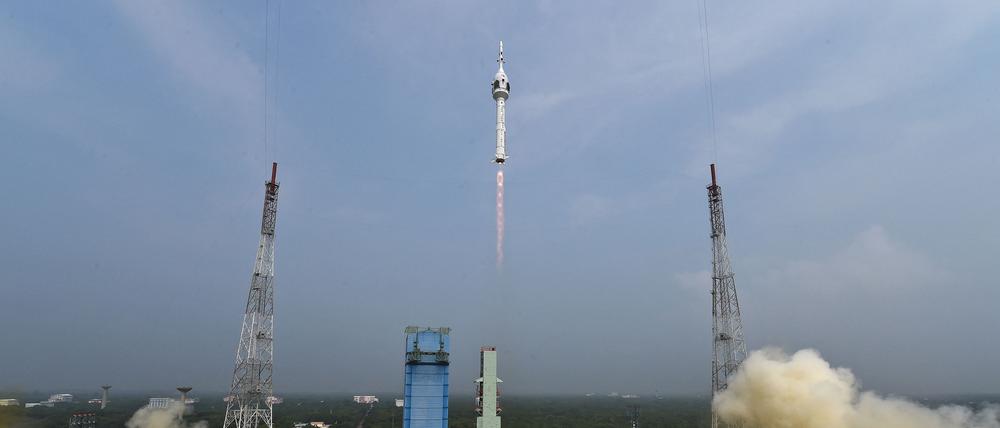 Eine Rakete hebt am Wochenende auf einer Insel des Bundesstaats Andhra Pradesh ab.  