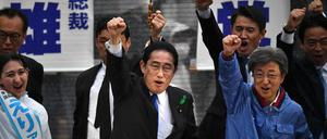 Japans Premierminister Fumio Kishida zeigt sich nach dem Rauchbombenanschlag unverletzt - und siegessicher.