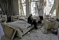 Alltag in Trümmern. Viele Syrer leben wie dieser Einwohner von Aleppo in großer Armut. Foto: Joseph Eid/AFP