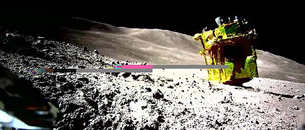  Dem Raumfahrzeug „Slim“ sei „eine punktgenaue, weiche Landung gelungen“, erklärte Jaxa am Donnerstag bei der Veröffentlichung erster Bilder von der Landung auf dem Erdtrabanten.