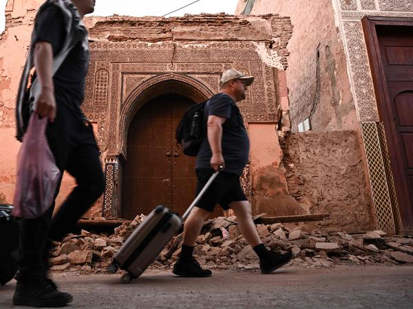 Auch viele Urlauber befanden sich zum Zeitpunkt des Bebens im Land: Touristen gehen durch die zerstörten Straßen von Marrakesch. 