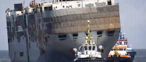 Der in Brand geratene Frachter „Fremantle Highway“ wurde nach Abschluss der Löscharbeiten abgeschleppt.