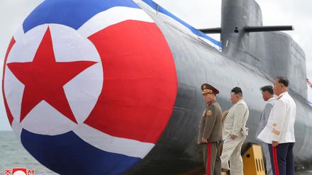 Die selbst ernannte Atommacht Nordkorea hat eigenen Angaben zufolge ein neuartiges U-Boot für den Angriff mit taktischen Nuklearwaffen vom Stapel gelassen. 