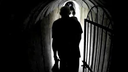 Screenshot eines Videos, das die israelische Armee am 13. Februar 2024 veröffentlicht hat. Sie zeigt die Silhouette eines Mannes in einem Tunnel. Es wird gemutmaßt, bei der Person könne es sich um den Hamas-Führer Yahya Sinwar handeln.