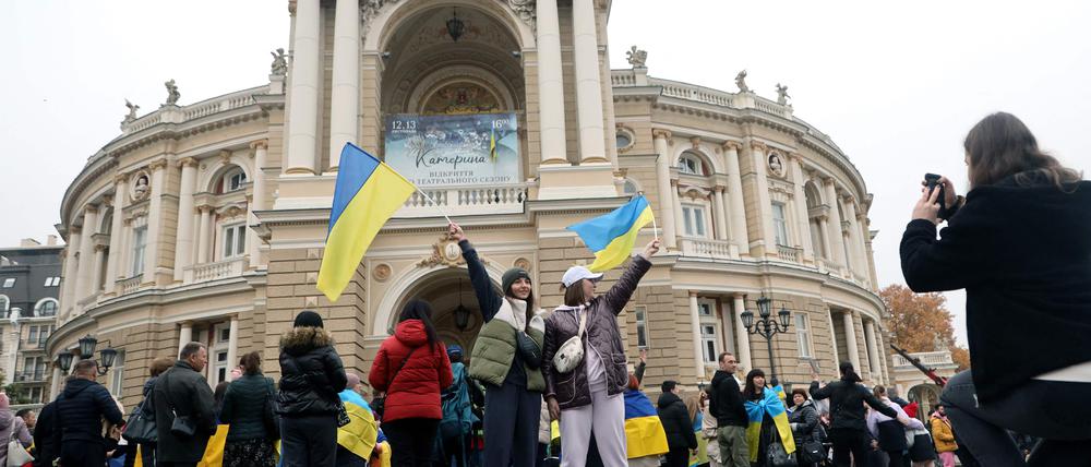 Einwohner von Cherson feiern vor dem Opernhaus in Odessa die Befreiung ihrer Heimatstadt.