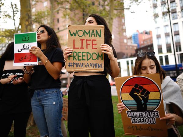 Am 16. September solidarisierten sich Menschen auf der ganzen Welt mit den Frauen im Iran – hier in New York. Es war der erste Todestag Mahsa Aminis.