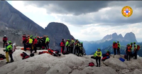 Menschen nahe des Gletscherbruchs in den Dolomiten. Foto: --/Corpo Nazionale Soccorso Alpino e Speleologico/dpa