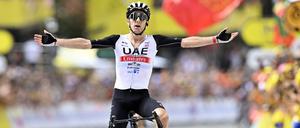 Adam Yates aus Großbritannien vom Team UAE jubelt über seinen Etappensieg.
