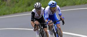 In den Farben getrennt, auf der Strecke vereint: Die Brüder Simon (r.) und Adam Yates lieferten sich auf der 1. Etappe der Tour de France ein Duell an der Spitze.