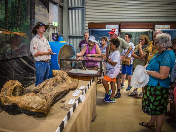 Neben der Betrachtung der Fundstücke im Museum können fachlich versierte Besucher in Australien auch an Ausgrabungen teilnehmen.