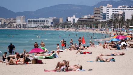 Vielen Bewohnern wird der Tourismus auf Mallorca zuviel, sagt Wirtschaftsminister Costa.