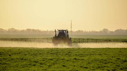 In der industriellen Landwirtschaft ist der Einsatz von Dünger und Pflanzenschutzmitteln bislang unverzichtbar.