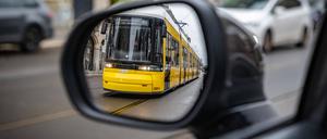 Die Straßenbahn in Berlin ist langsamer geworden, weil sie so viel im Stau steht.