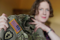 Eine US-Transgender-Soldatin, die in Bayern stationiert ist. Aktuell dienen laut Schätzungen einige tausend Trans-Soldaten in der US-Armee. Foto: dpa/AP/Matthias Schrader