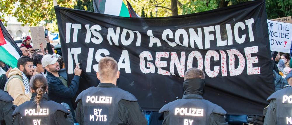Auf Demonstrationen, wie hier Ende Oktober in München, wird ein „Völkermord“ an Palästinensern proklamiert – zurecht?