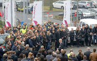 Schweigeminute der Mitarbeiter von Germanwings am Flughafen Köln/Bonn. Foto: Reuters