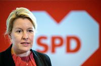 Franziska Giffey spricht nach dem Treffen des SPD-Landesvorstands im Kurt-Schumacher-Haus mit Medienvertretern. Foto: Monika Skolimowska/dpa