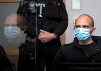 Der Angeklagte Stephan B. wartet auf den Verhandlungsbeginn. Foto: Hendrik Schmidt/REUTERS